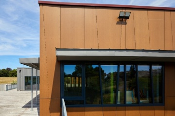 Fundermax lance Max Compact Exterior Authentic, un nouveau matériau naturel pour la façade
