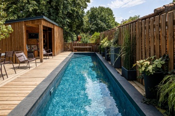 Une piscine contemporaine au charme exotique