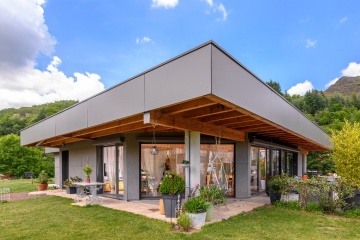 INSTALLUX : UNE MAISON CONTEMPORAINE BORDÉE PAR LA NATURE