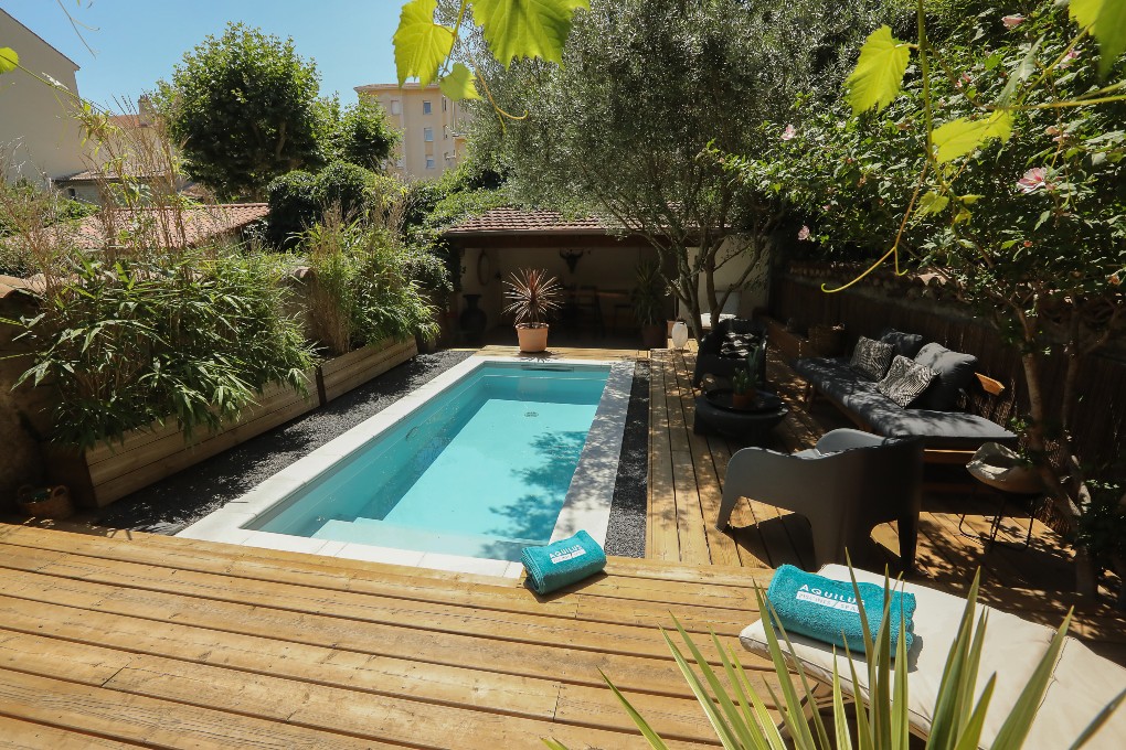 UNE MINI PISCINE CITADINE AUX ACCENTS PROVENÇAUX
