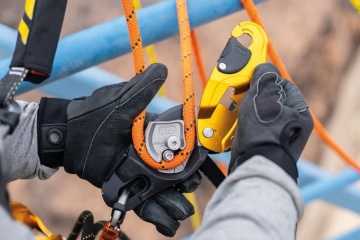Petzl lance son nouveau descendeur RIG, encore plus durable !