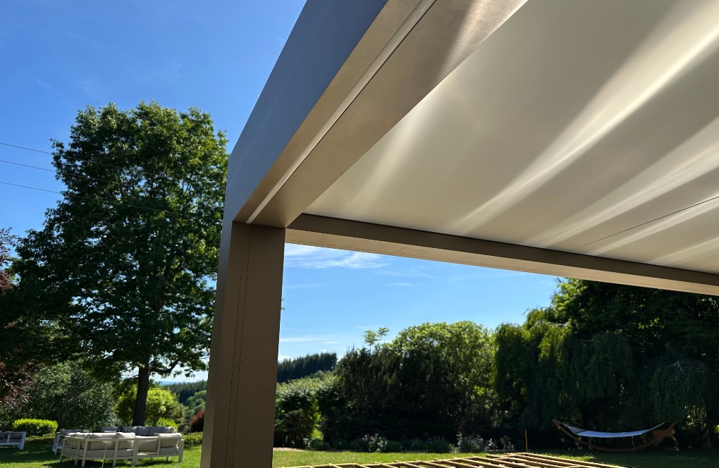 À Dunières (43), un carport Installux abrite la cuisine extérieure du restaurant du domaine In Secreto