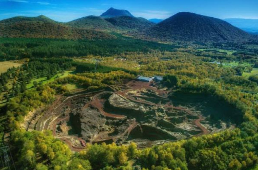 Au cœur du puy de Lemptégy, l'ancienne carrière de pouzzolane ravi les volcanologues