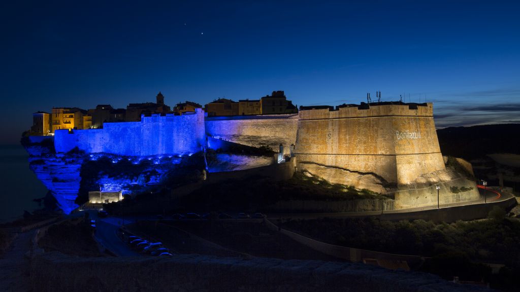 La lumière enflamme la Citadelle de Bonifacio