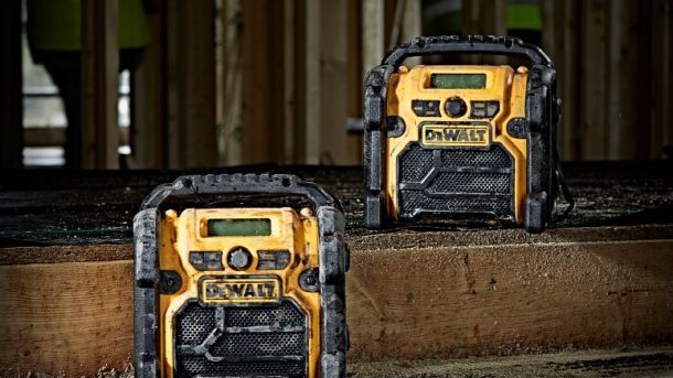 Nouvelle radio de chantier 2 fois plus compacte DCR019