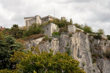 Comment la Bastille domine Grenoble du haut de son rocher de calcaire ?